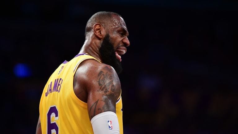 海报中，魏国铮与乐光一左一右簇拥“MVP”奖杯，奖杯之上正是“仁爱之家”的篮球队队员，他们笑容灿烂欢乐爆棚，这也象征着每一个人都是这支球队中的MVP